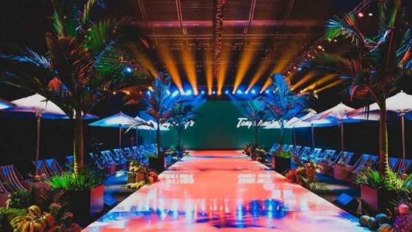 這場夏威夷海邊風(fēng)情時(shí)裝發(fā)布會(huì)活動(dòng)策劃的配色和場景酷極了