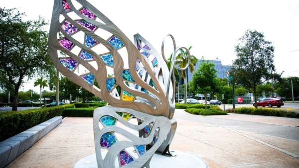 12.5英尺高的不銹鋼蝴蝶展覽活動(dòng)裝置帶你尋找自我的美麗