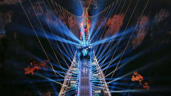 這場玻璃橋「云天渡」上的天衣華裳國風大秀活動策劃震驚眼球