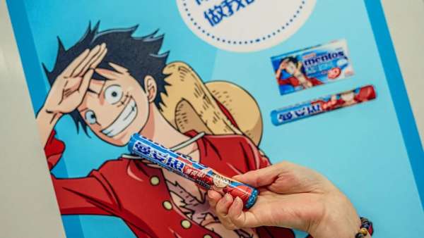 曼妥思攜手草帽團(tuán)辦起了地鐵式的主題IP活動(dòng)，策劃的海盜船愛(ài)了