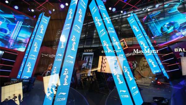 聽(tīng)說(shuō)國(guó)潮代表李寧辦了一場(chǎng)會(huì)蹦迪的快閃店活動(dòng)策劃，酷！