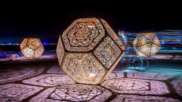 看這個展覽活動策劃的藝術(shù)裝置The Walk of Wonders，互動體驗超強