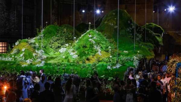 這場(chǎng)夏至慶祝派對(duì)活動(dòng)策劃的「奇異的花園幻想」裝置太美了