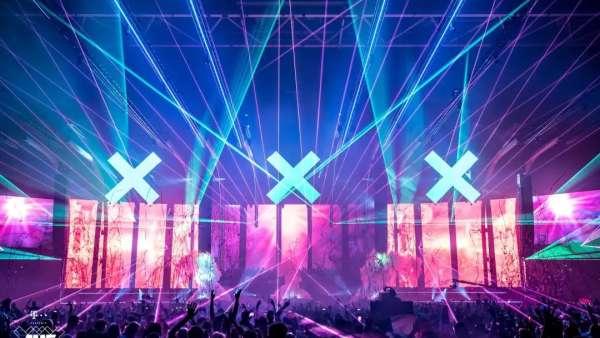 荷蘭AMF音樂盛典活動策劃的舞美設計革新，X品牌符號深入人心