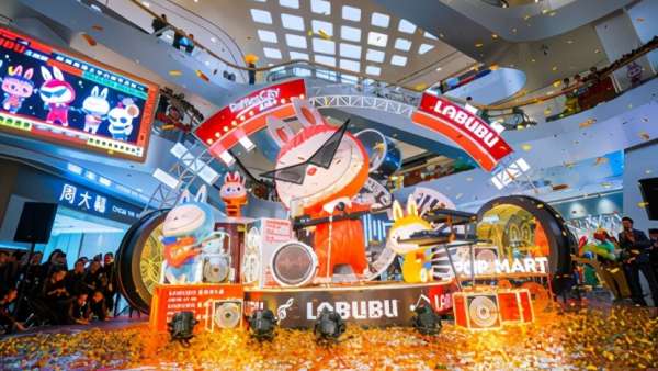 看！一群LABUBU的音樂(lè)潮人在這個(gè)圣誕主題展覽活動(dòng)上載歌載舞