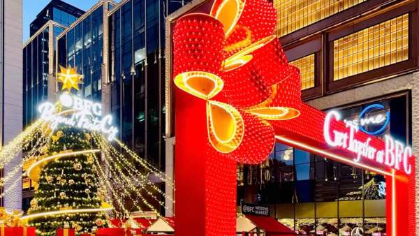 圣誕新年亮燈活動(dòng)策劃的16人同坐旋轉(zhuǎn)木馬和文創(chuàng)市集超暖心