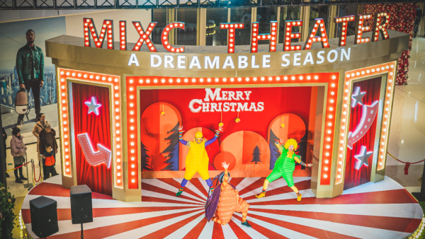 愛樂圣誕季活動(dòng)策劃的圣誕樹居然懸浮在空中，仿佛誤入天空之城