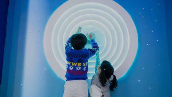 羅賓森廣場(chǎng)今年的圣誕節(jié)主題展覽活動(dòng)策劃已牽手太空，去遨游吧