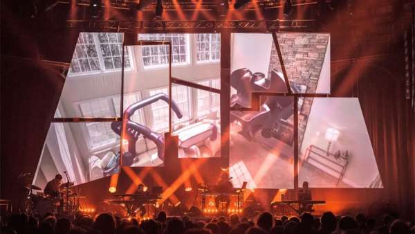 Oneohtrix Point Never音樂(lè)會(huì)活動(dòng)策劃的舞美太帶勁，辨識(shí)度強(qiáng)