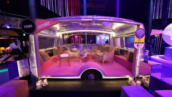 「精彩慈善樂園」派對活動(dòng)策劃了一個(gè)活力的游樂場，還有旋轉(zhuǎn)木馬