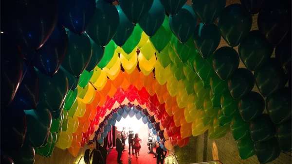 慈善主題派對(duì)活動(dòng)策劃了很多奢侈品牌游樂展位，既好玩又有趣