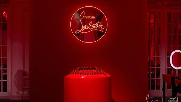 克里斯蒂安·盧布托美妝發(fā)布活動策劃還邀請品牌粉絲參加了聚會