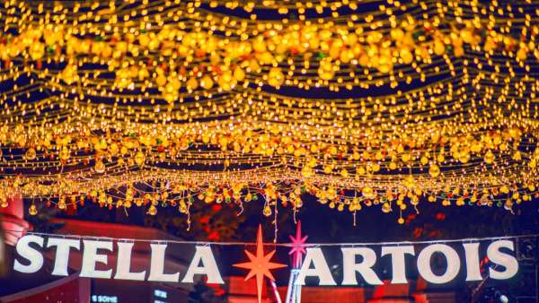 比利時知名啤酒圣誕活動策劃了一個雪白的童話小鎮(zhèn)，甚是夢幻