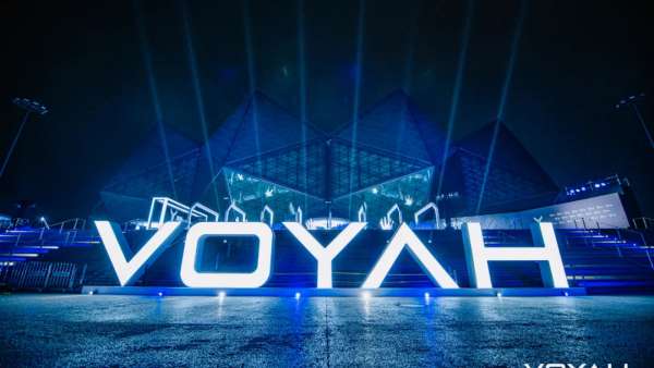 嵐圖FREE發(fā)布會(huì)活動(dòng)策劃呈現(xiàn)了一場(chǎng)高度沉浸式的裸眼3D秀