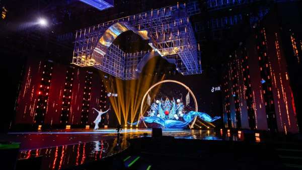 首檔互動創(chuàng)演活動策劃的國風(fēng)舞美設(shè)計是少年們意氣風(fēng)發(fā)的縮影