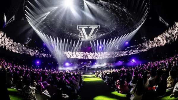 WE·LIVE生日演唱會(huì)活動(dòng)策劃的科幻風(fēng)舞美，是星海的沖動(dòng)之門