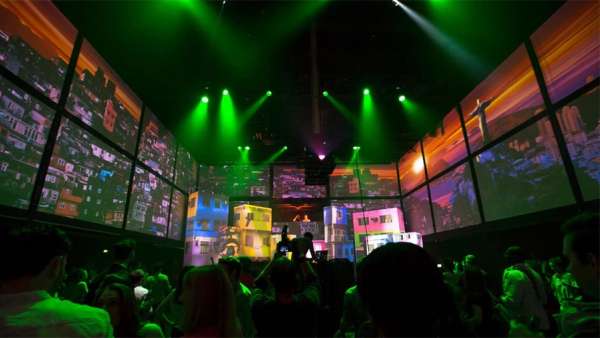 喜力啤酒發(fā)布會活動策劃現(xiàn)場偽裝成機場，投影視頻映射效果很震撼