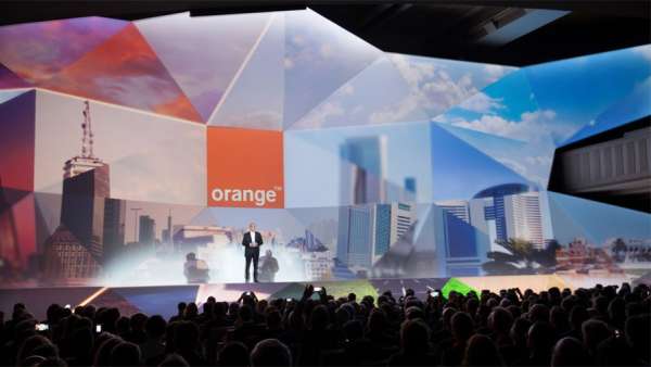 「橙色，你好」年度活動(dòng)車的立體舞臺(tái)背景設(shè)計(jì)太生動(dòng)了