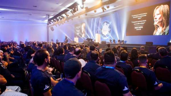 年度藍鉆大會活動策劃純藍色的設(shè)計是質(zhì)量、安全和經(jīng)濟的代名詞