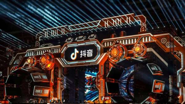 浙江衛(wèi)視跨年晚會活動策劃了一座充滿情懷的巨型錄音機，朋克！