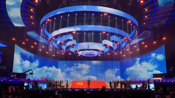 東方衛(wèi)視跨年盛典活動(dòng)策劃的同心圓舞美看似簡(jiǎn)潔，實(shí)則大氣磅礴