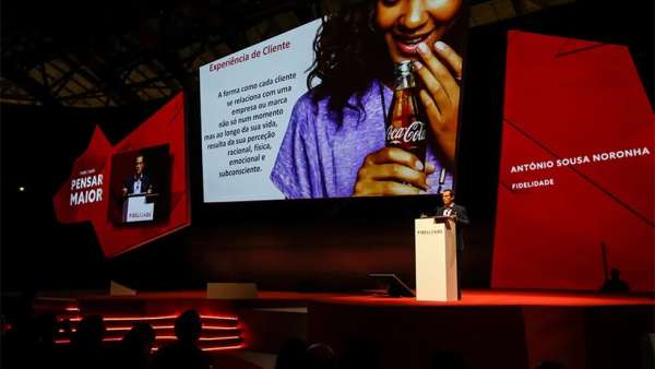 企業(yè)年會(huì)活動(dòng)策劃舞美的背景屏幕競設(shè)計(jì)成可移動(dòng)式，有趣