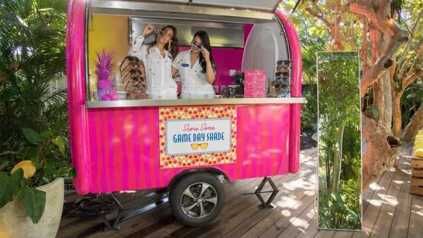 超級碗贊助商VISA的這場體驗(yàn)派對活動(dòng)策劃的植物墻很有驚喜！