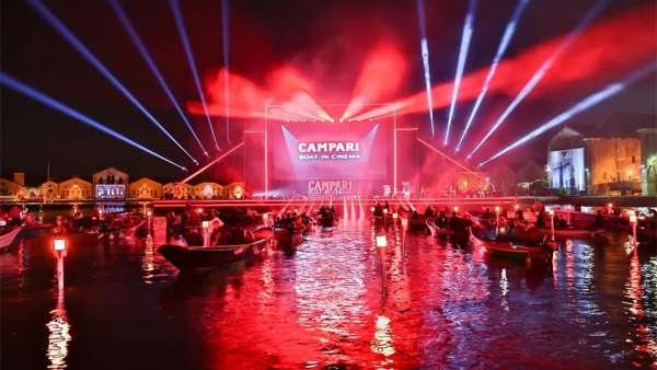 水上電影院活動(dòng)策劃在整個(gè)漂浮的結(jié)構(gòu)上容納了整個(gè)舞美設(shè)計(jì)，酷