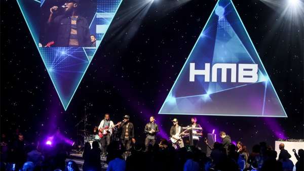 達(dá)美咖啡年會員工活動策劃以未來科幻為主題，還有D.I.Y.變裝秀呢