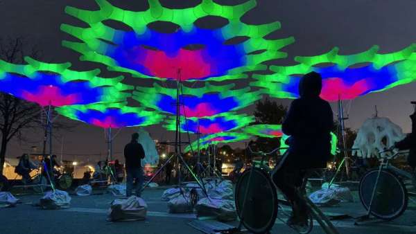互動燈光裝置活動策劃的「失落傘」集體改造了霓虹燈色的雕塑樹林