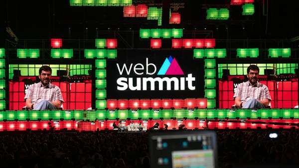 網(wǎng)絡(luò)峰會活動策劃的舞美再次刷新全球最佳會議技術(shù)，水箱運(yùn)用亮點(diǎn)多