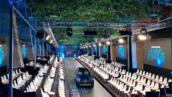 奔馳的員工峰會活動策劃上，貫穿式的舞臺設(shè)計讓距離更近了