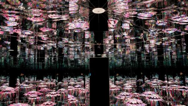 「沒有足夠的距離—跨界潮流藝術展」活動策劃開始出圈弄潮兒了