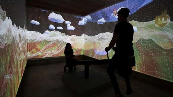 沉浸式互動(dòng)活動(dòng)策劃的投影蹺蹺板讓人有種身臨其境的感覺，酷呆了