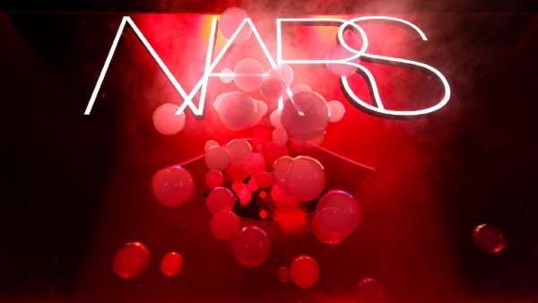NARS多重感官體驗快閃活動策劃「飛吻空間站」，玩味邂逅全新