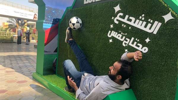 李施德林漱口水街頭快閃店活動(dòng)策劃的倒勾球自拍背景蠻有趣的