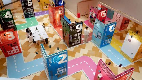 一場建造史特別展覽活動(dòng)策劃用15個(gè)不同色彩的立體展板組成了“歷史迷宮”