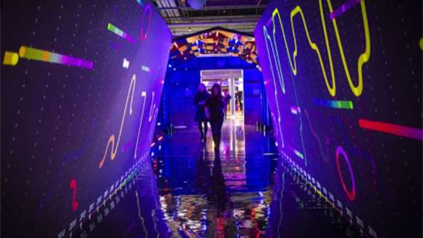 谷歌20周年慶典活動(dòng)策劃把現(xiàn)場(chǎng)時(shí)間倒退到剛成立的90年代