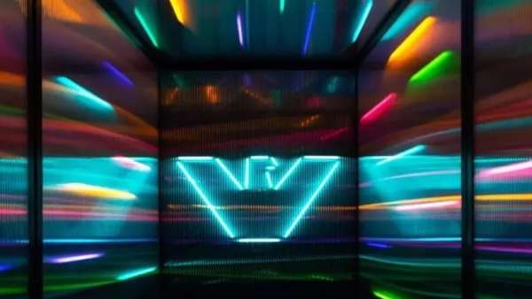 阿瑪尼2021秋冬男女裝時(shí)裝秀活動(dòng)策劃彌漫著80年代的迷人氣氛