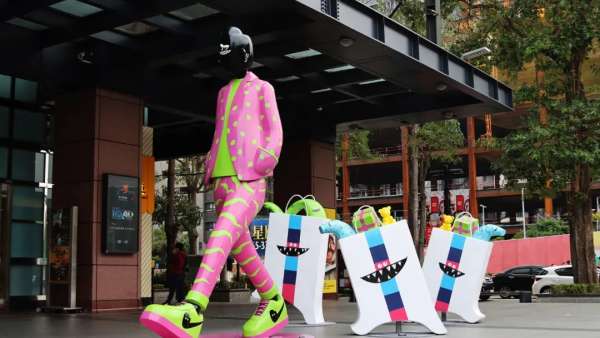 當(dāng)紅潮流藝術(shù)家的「花臂老王」堪稱「潮」藝術(shù)展覽活動(dòng)策劃的人設(shè)擔(dān)當(dāng)