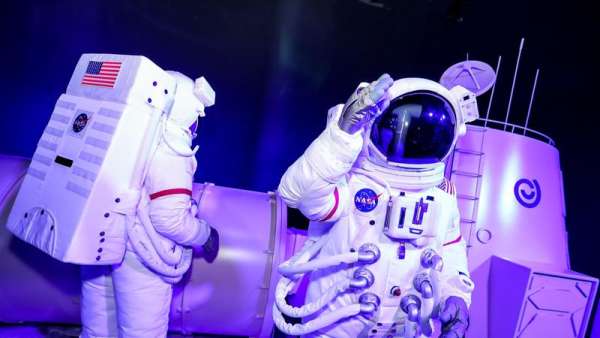 易車(chē)蟲(chóng)洞穿越主題展覽活動(dòng)策劃帶你穿越100年后的汽車(chē)生活