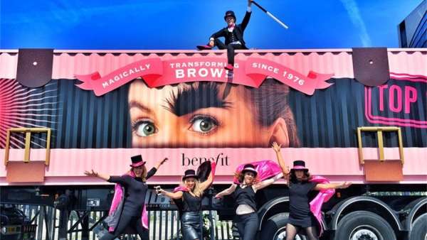 貝玲妃眉毛類產(chǎn)品巡回快閃活動(dòng)策劃被一輛12米長(zhǎng)的集裝箱承包了