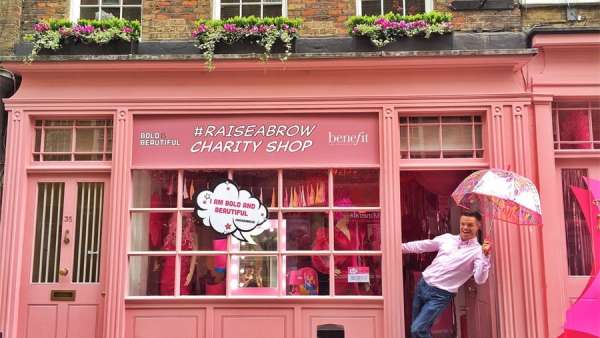 貝玲妃快閃式慈善派對活動策劃竟是難以置信的粉色「阿拉丁洞穴」