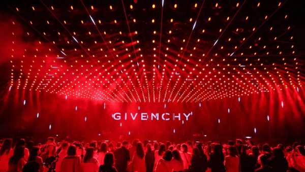 紀(jì)梵希「光感世界」發(fā)布活動(dòng)策劃呈現(xiàn)了極具視覺沖擊力的光影派對(duì)