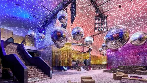 Dior秋季成衣發(fā)布秀活動策劃演繹了復(fù)古的浪漫色彩