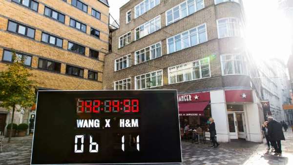 H&M新品上市前的造勢快閃活動策劃成一個互動多媒體立方體