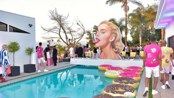 MAC在泳池邊辦了一場發(fā)布會(huì)活動(dòng)策劃，巨大的雙面Caro的頭像很吸睛