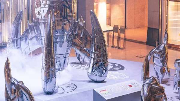 「Futuraland」藝術(shù)空間展覽活動策劃的6米高巨型銀色火箭太吸睛了