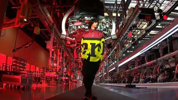 Ferrari法拉利在自家工廠里辦起了工業(yè)風(fēng)和機械感的時裝發(fā)布會活動策劃