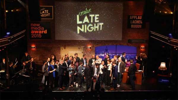 新媒體獎頒獎活動策劃拋棄傳統(tǒng)模式，在真實的演播室里辦成了「深夜秀」